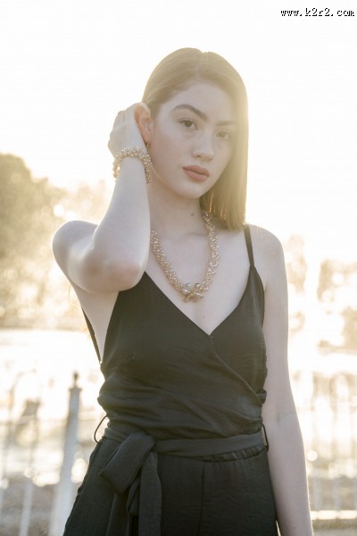 戴项链的美女图片大全