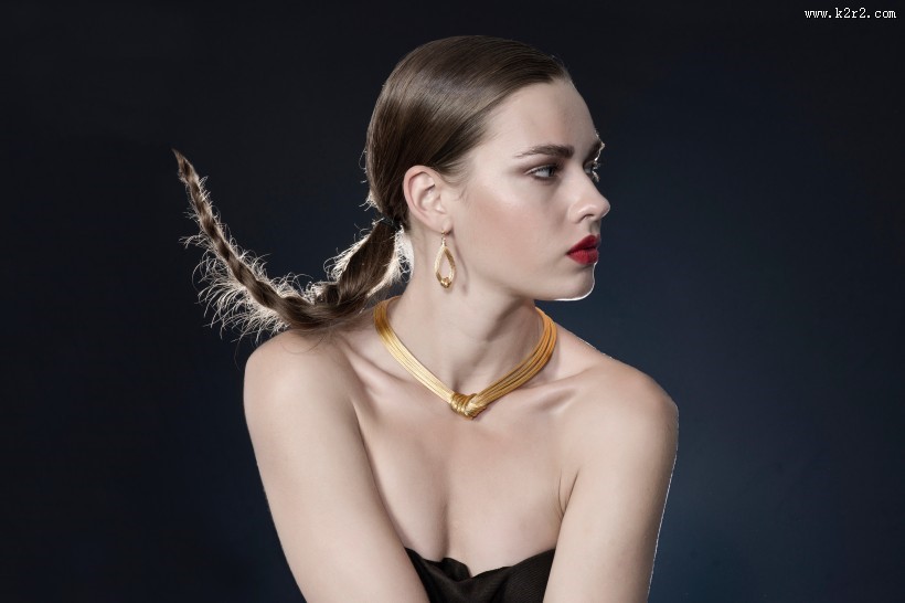 戴项链的美女图片大全
