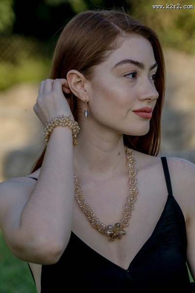 戴项链的美女图片大全