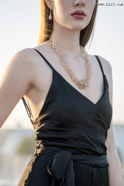 戴项链的美女图片大全