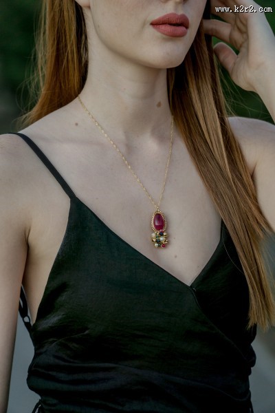 戴项链的美女图片大全