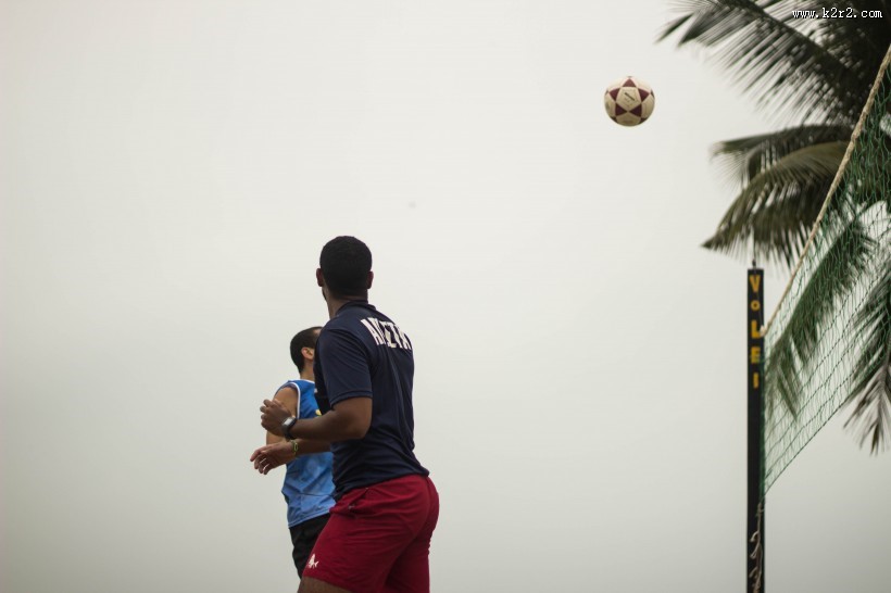 在沙滩打排球的人图片