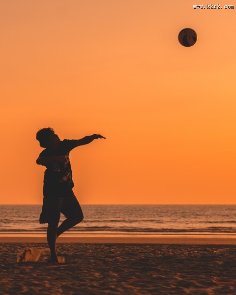 在沙滩打排球的人图片