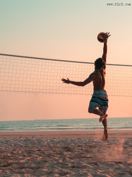 在沙滩打排球的人图片