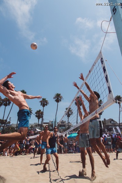 在沙滩打排球的人图片