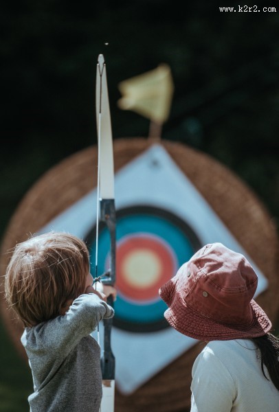 正在射箭的人图片