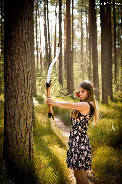 正在射箭的人图片