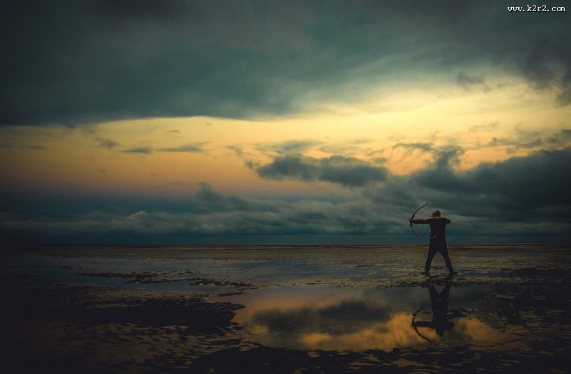 正在射箭的人图片