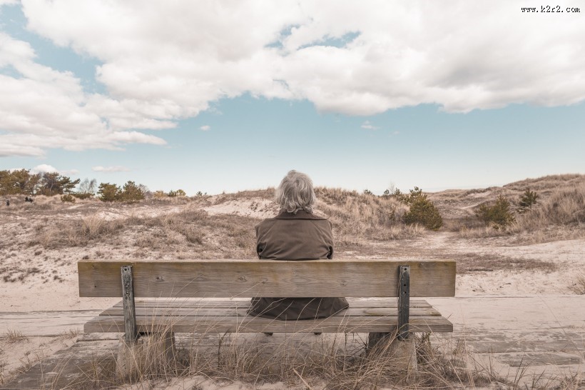 户外长椅上坐着的人物图片