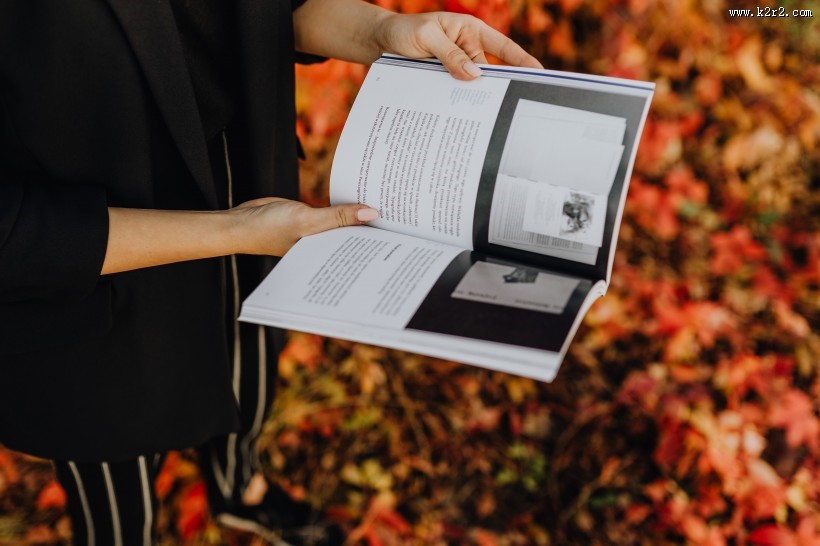 站在藤叶前的看书的女人图片大全