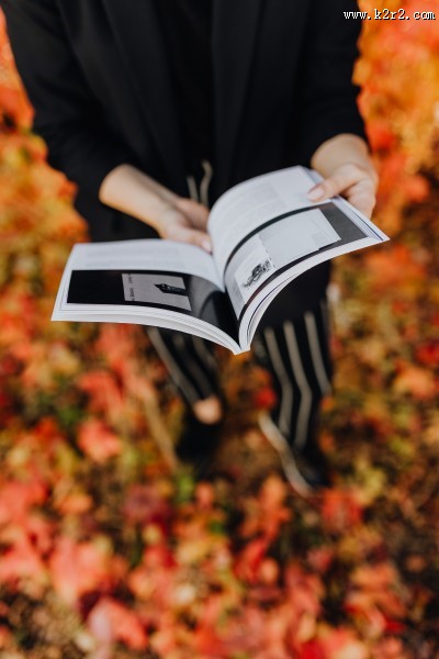 站在藤叶前的看书的女人图片大全