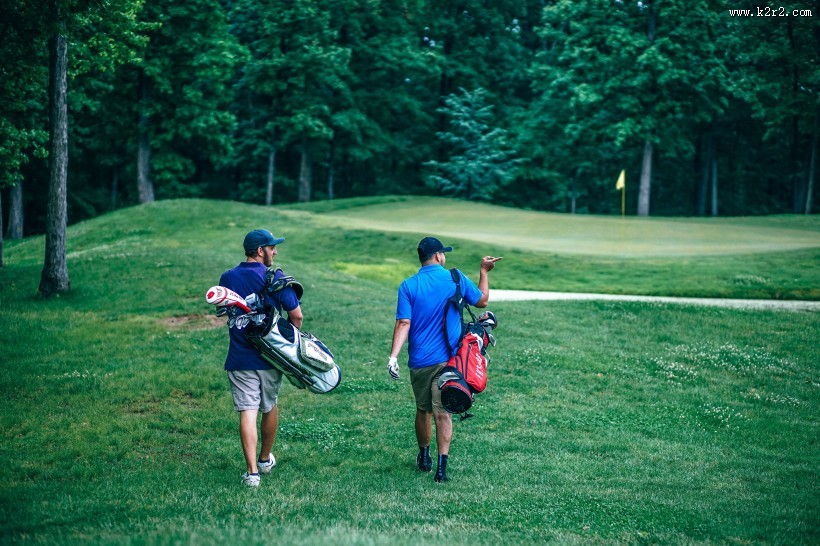 打高尔夫的运动爱好者图片大全