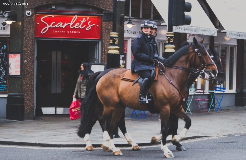 骑着马的人物图片