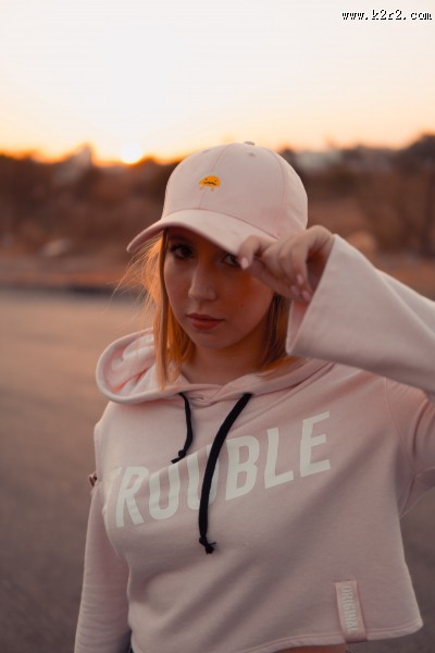 穿粉色外套的美女图片