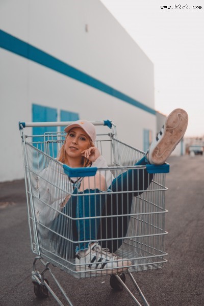 穿粉色外套的美女图片