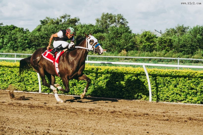 骑马的男士图片
