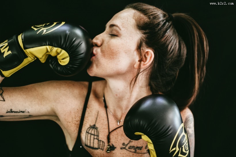 戴着拳击手套的人图片