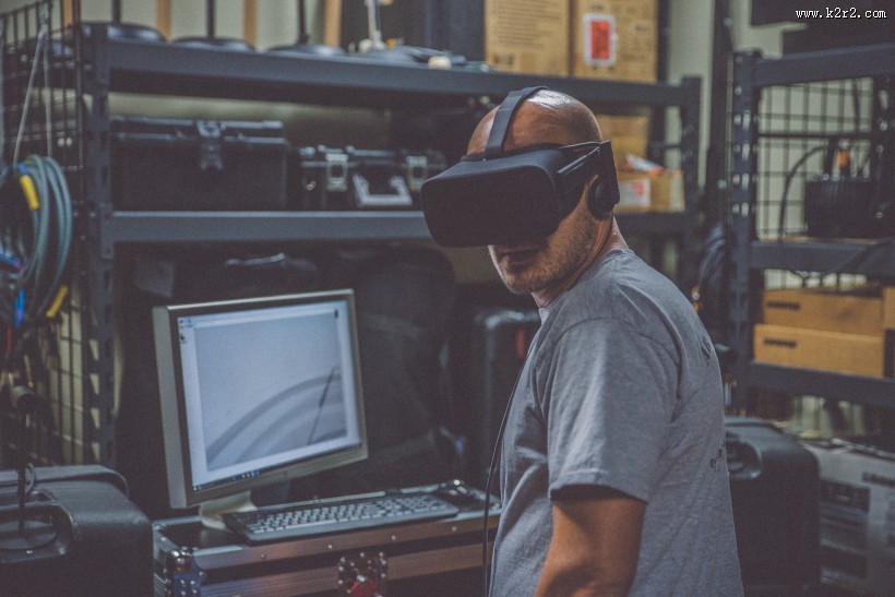 使用VR眼镜的人图片