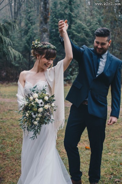 穿着婚纱的新娘图片