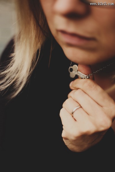 戴着项链的女人图片