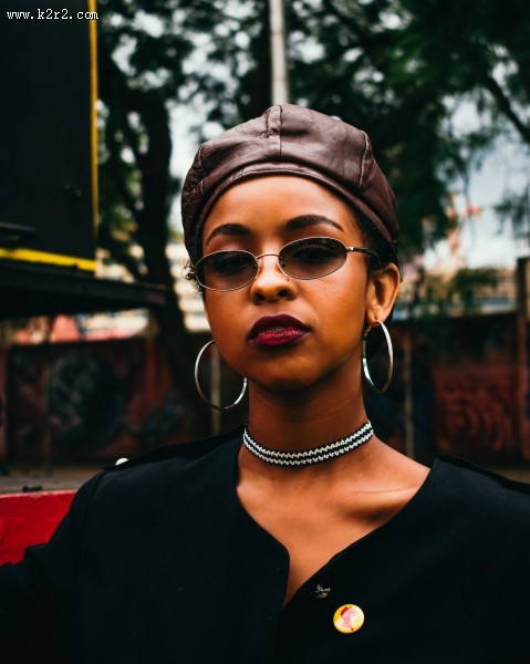 戴着项链的女人图片