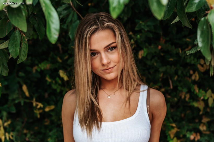 戴着项链的女人图片