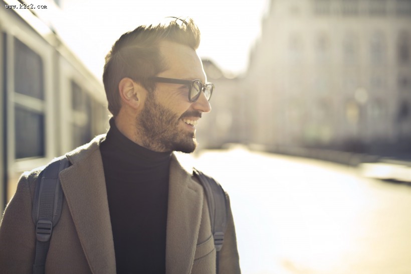 戴着太阳眼镜的人图片