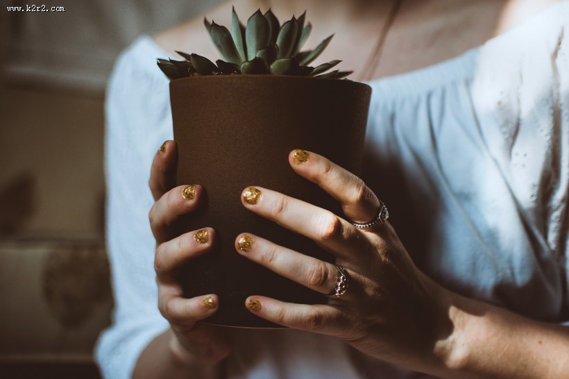 涂指甲油的手图片