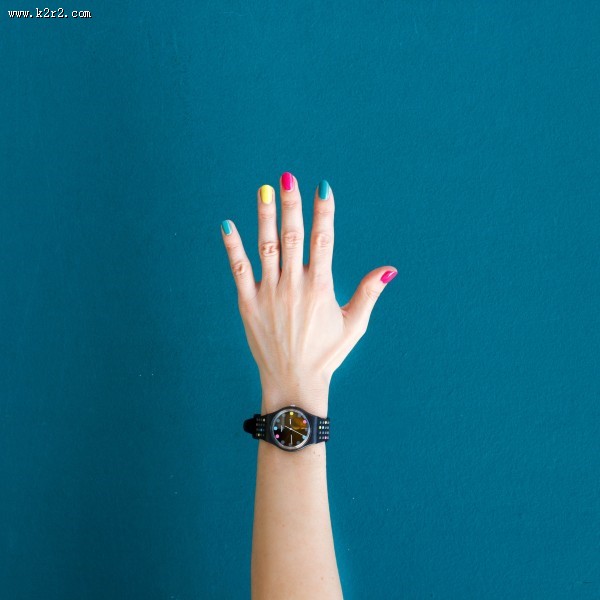 涂指甲油的手图片