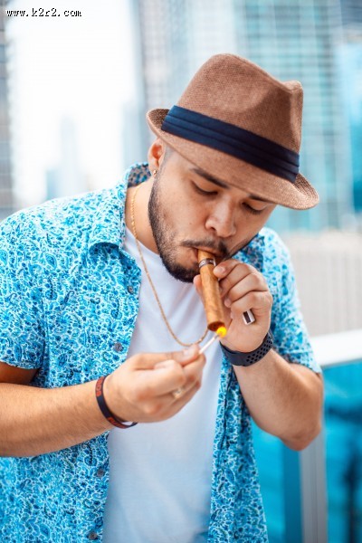 抽雪茄的人图片大全