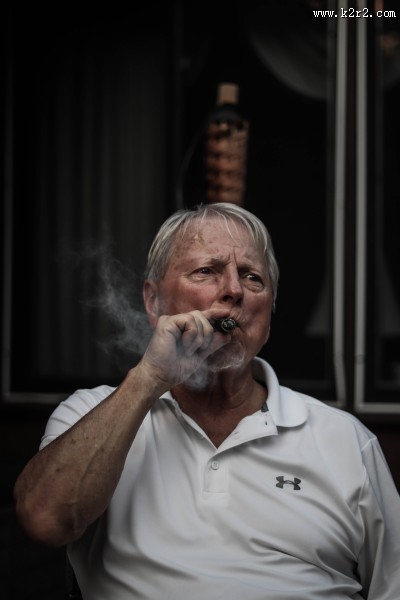 抽雪茄的人图片大全
