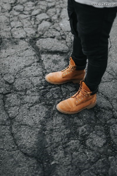 穿着马丁靴的时尚青年图片