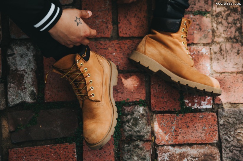 穿着马丁靴的时尚青年图片