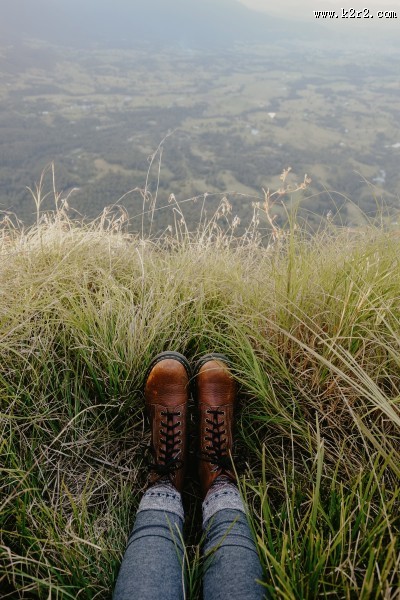 穿着马丁靴的时尚青年图片