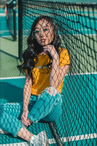 戴着大眼镜的美女图片