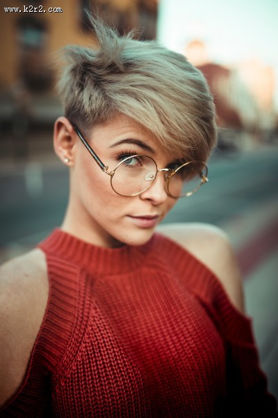 戴着大眼镜的美女图片