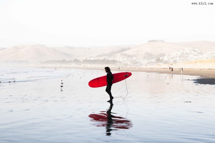 手抱冲浪板的人图片