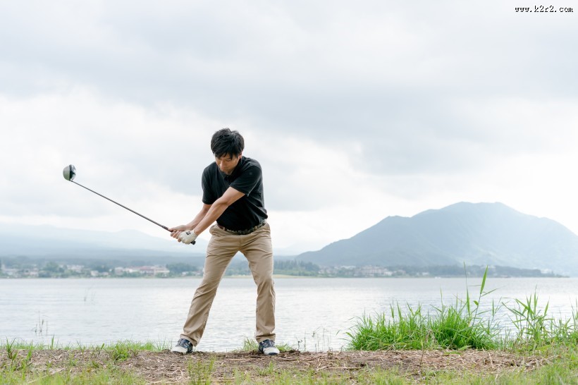 高尔夫球员挥杆图片