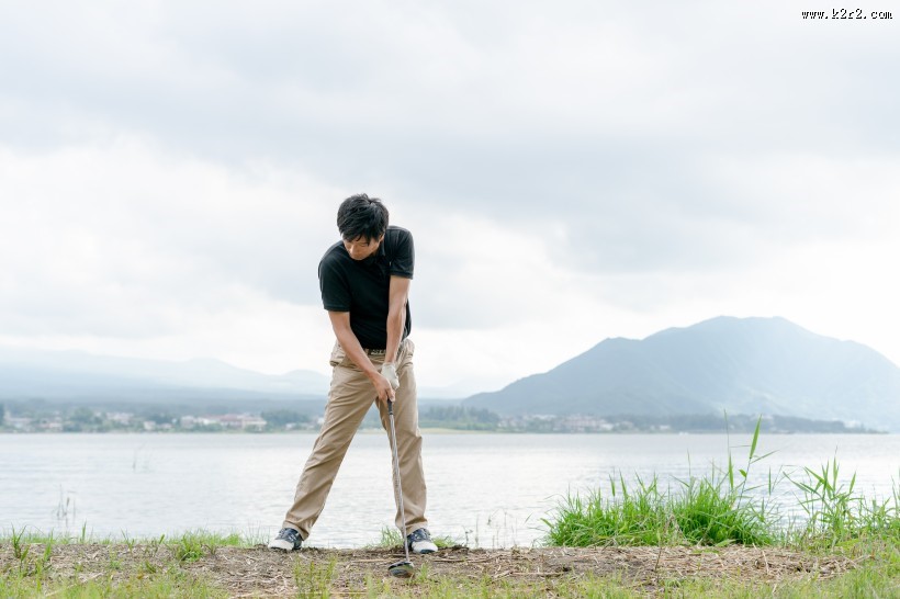 高尔夫球员挥杆图片