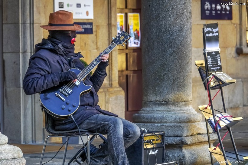弹吉他的人物图片