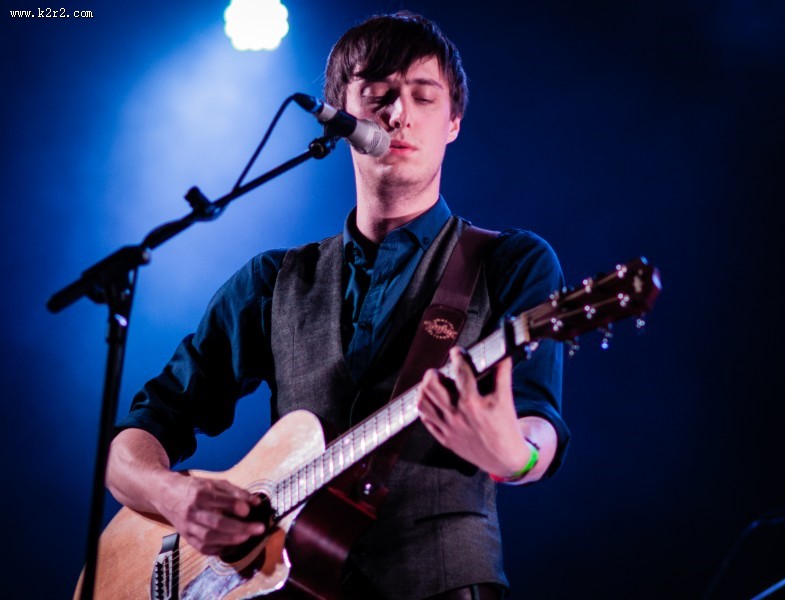 弹吉他的人物图片