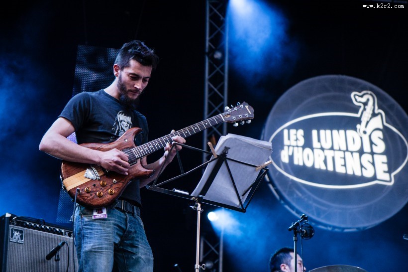 弹吉他的人物图片