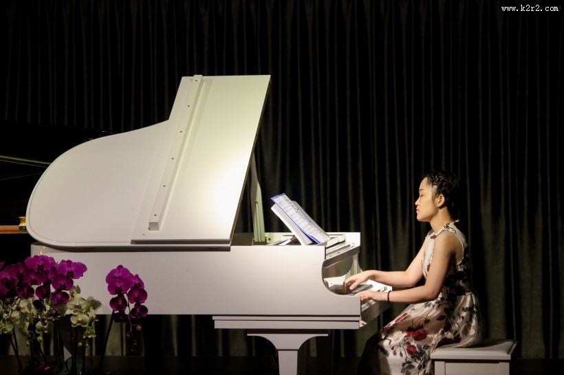 弹钢琴的人图片