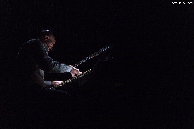 弹钢琴的人图片