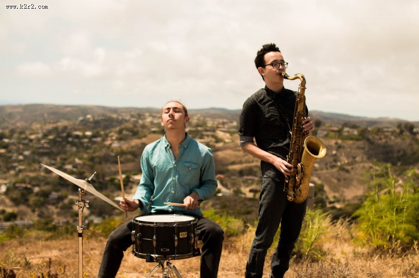 吹萨克斯的人图片