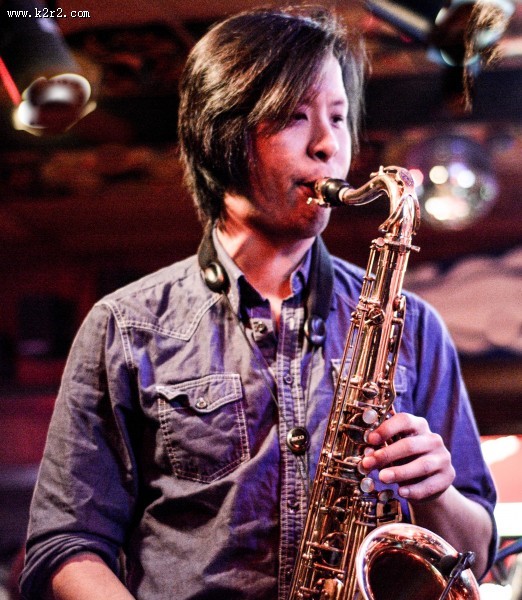 吹萨克斯的人图片