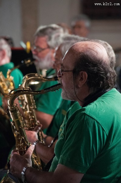 吹萨克斯的人图片