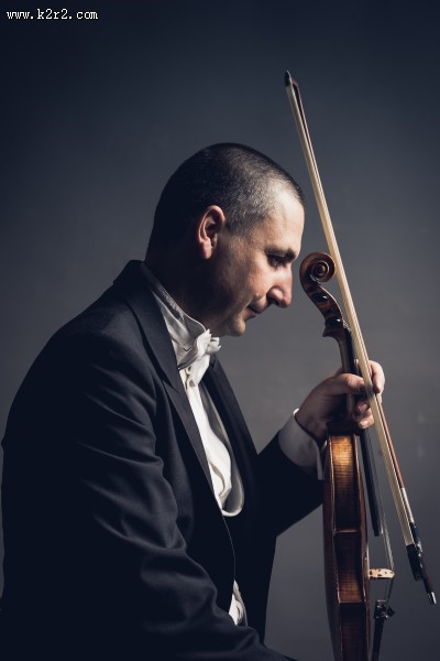 拉小提琴的人图片大全
