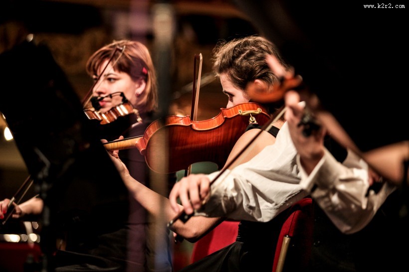 拉小提琴的人图片大全