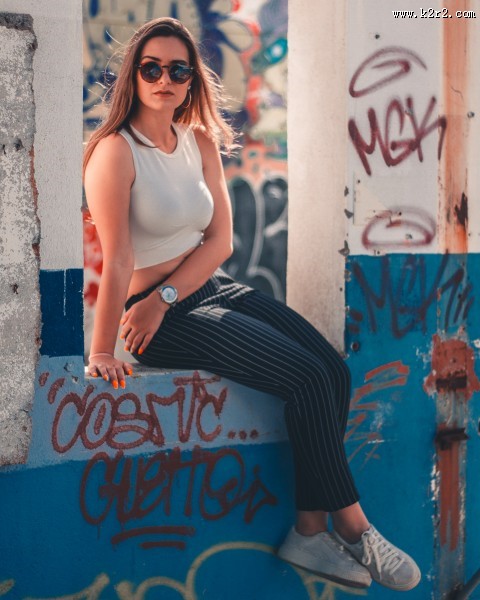 戴墨镜的长发美女图片